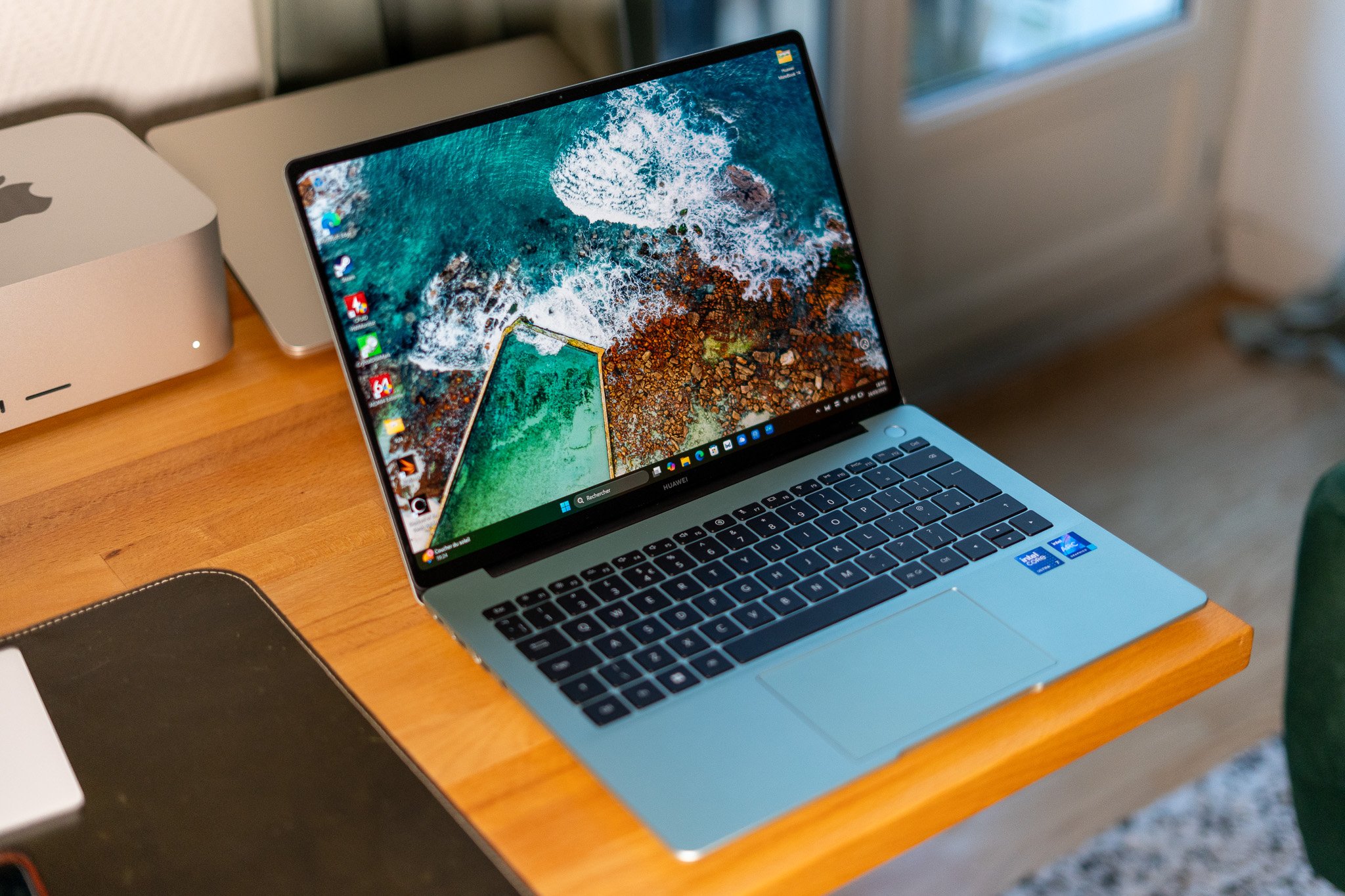 L'ultraportable Huawei MateBook 14 2024 arbore un design élégant. ©Nathan Le Gohlisse pour Clubic