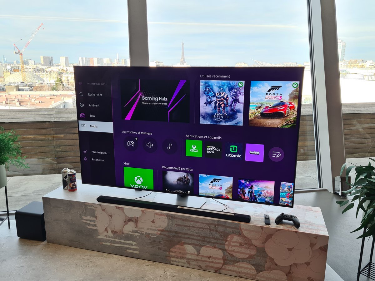 Toujours plus complet d'année en année, l'interface Tizen gagne encore de nouvelles fonctionnalités, notamment en matière de gaming comme on peut le voir ici avec le QN90C © Matthieu Legouge pour Clubic 