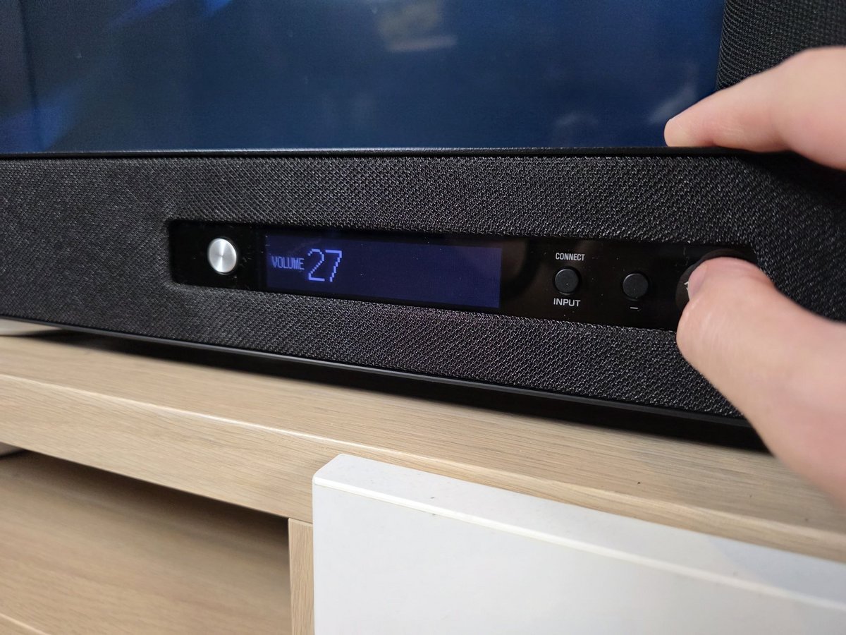 Contrairement à bien des barres de son se contentant de diodes RGB, la barre de Yamaha s'offre un écran monochrome très complet © Guillaume Fourcadier pour Clubic