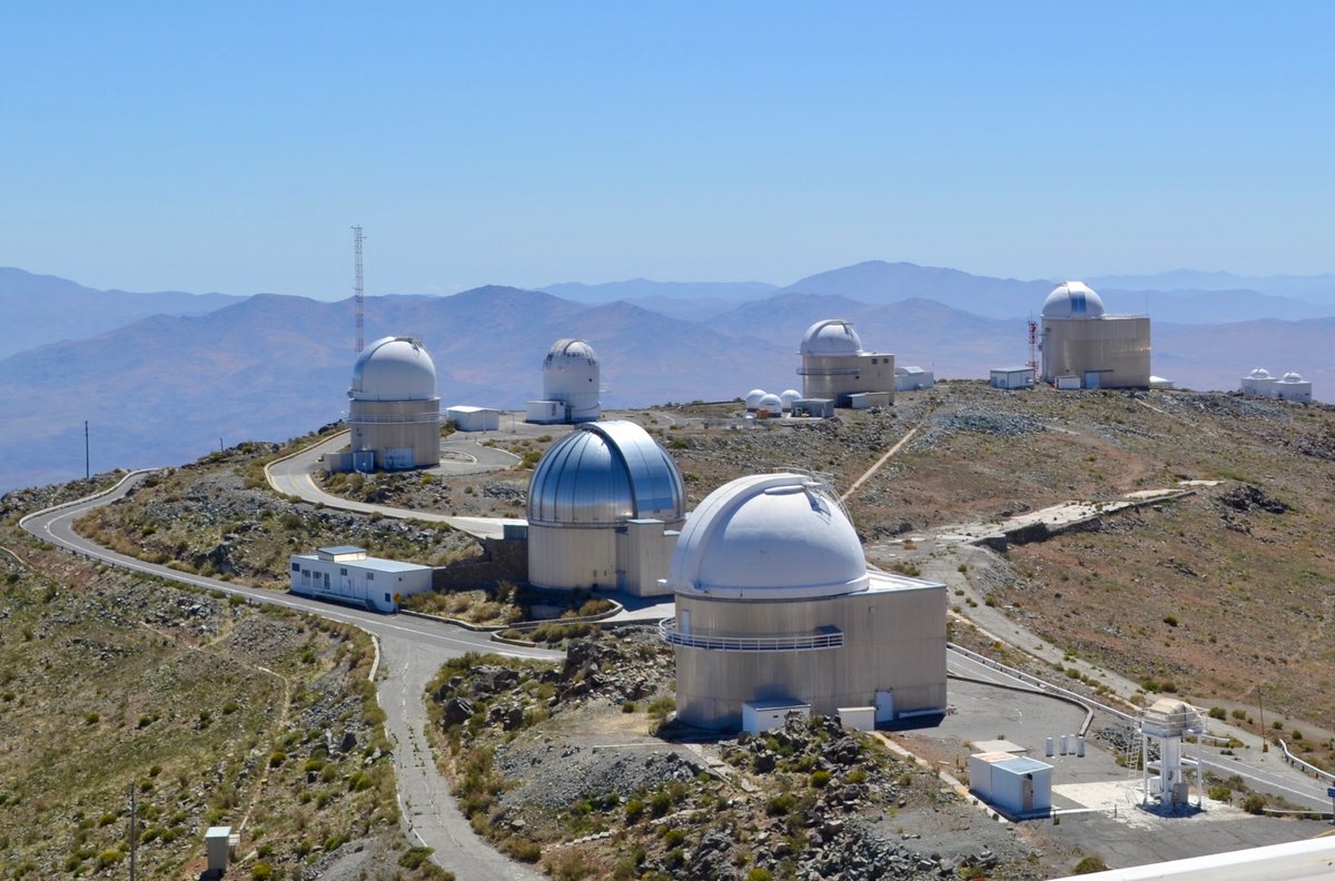  L'Observatoire La Silla est situé à 2 400 mètres d'altitude, ce qui en fait un endroit idéal pour l'observation astronomique en raison de son ciel clair et sec. © jpachecod / Shutterstock