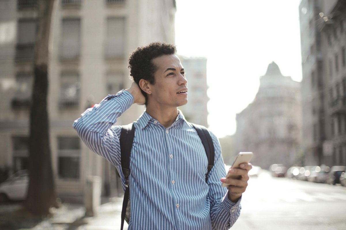 L'eSIM à vos côtés pour tous vos déplacements © Andrea Piacquado / Pexels