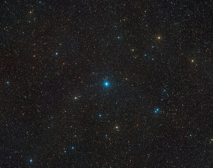 HD 6819, située dans la constellation du télescope, est sur cette photographie détaillée de la zone. Le système est visible à l'oeil nu sans télescope dans le ciel de l'hémisphère Sud. © ESO / Digitized Sky Survey 2 / Davide De Martin