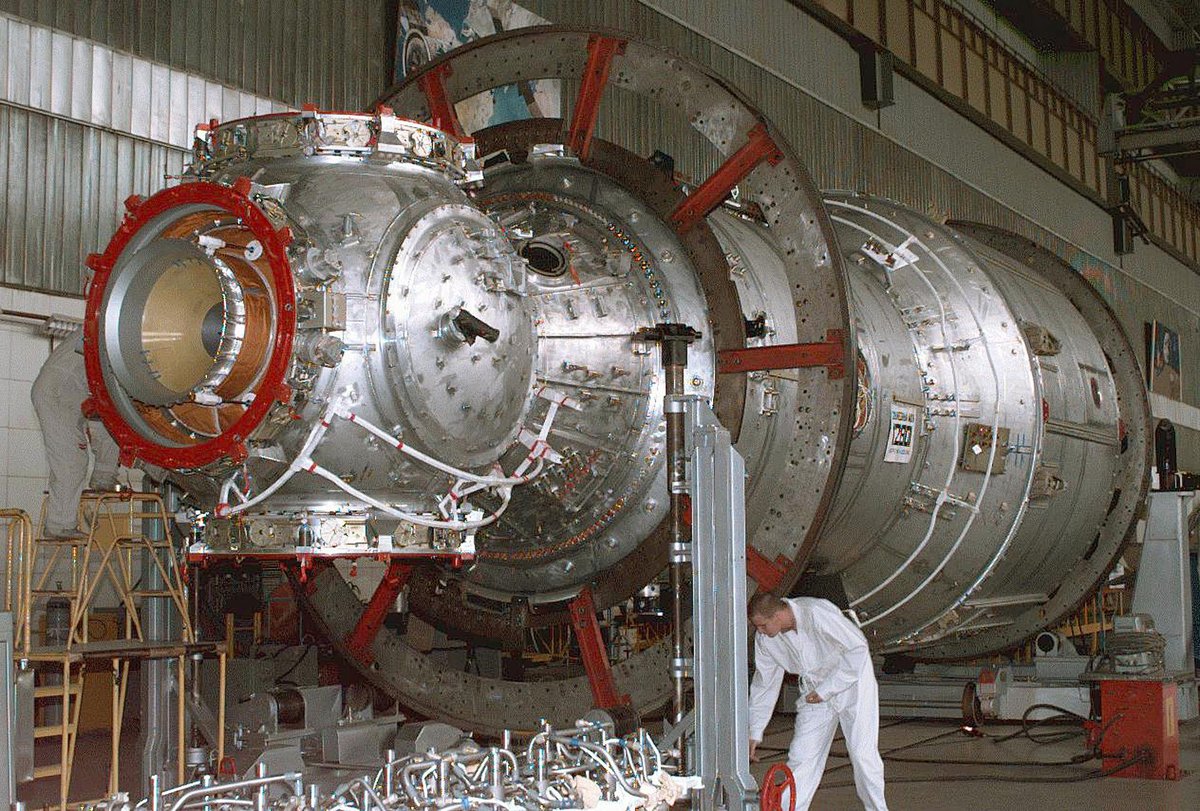 Préparation du module russe Zvezda... en 1997 © Roscosmos