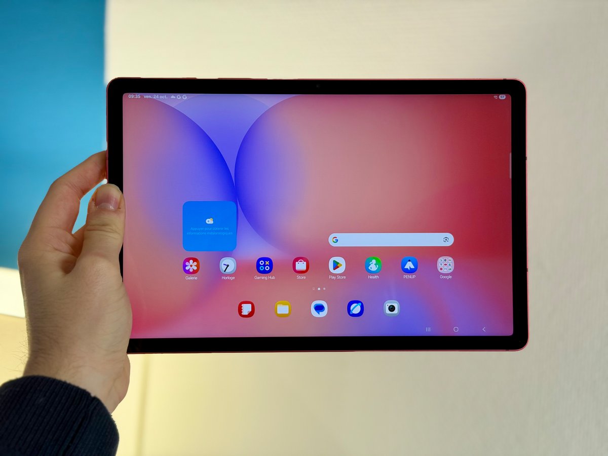 La Samsung Galaxy Tab S10 Lite est très légère ©Mathieu Grumiaux pour Clubic