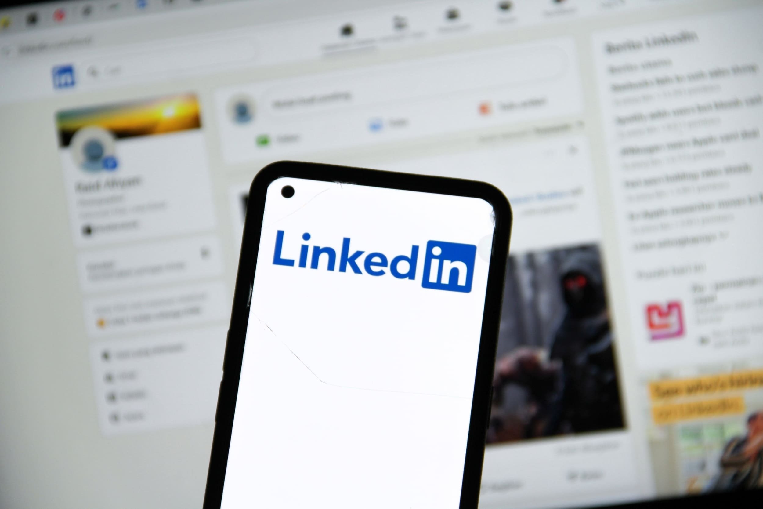 Sur LinkedIn en 2026, l'IA est partout mais c'est l'authenticité qui prime. © Thrive Studios ID / Shutterstock.com