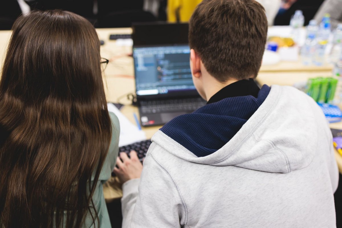 Des étudiants en plein concours de programmation © Tsuguliev / Shutterstock