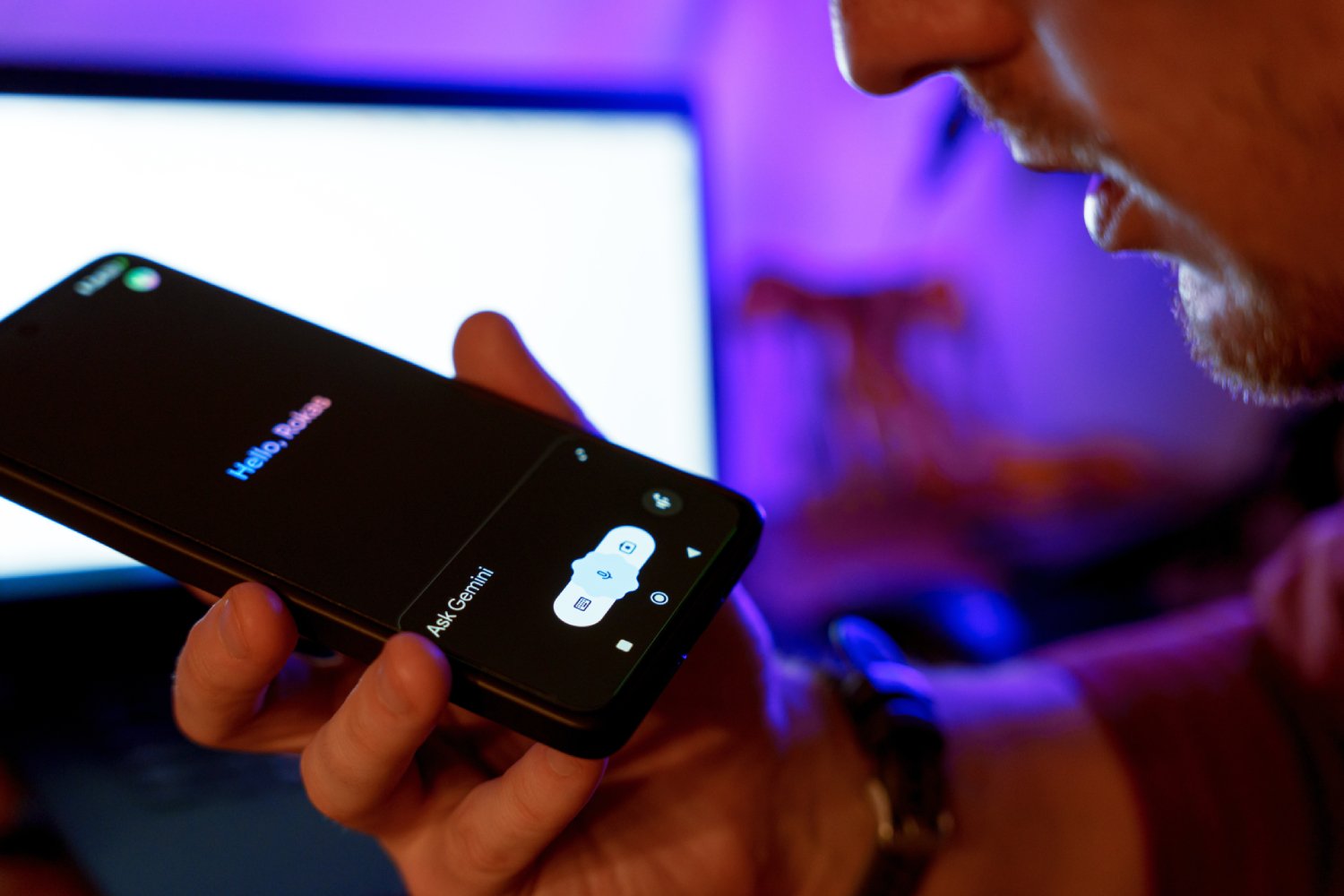 Un homme utilise le mode vocal de Gemini. ©Rokas Tenys / Shutterstock
