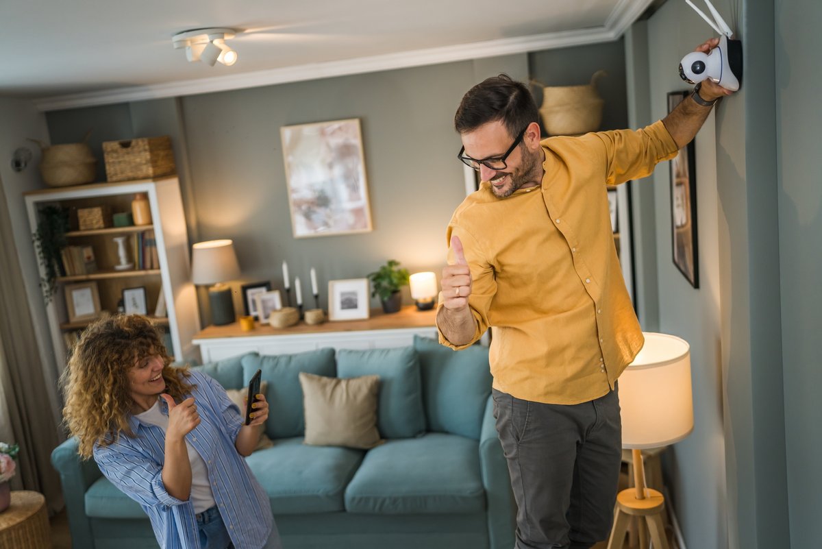 Les alarmes connectées sont simples d'installation. ©Miljan Zivkovic / Shutterstock