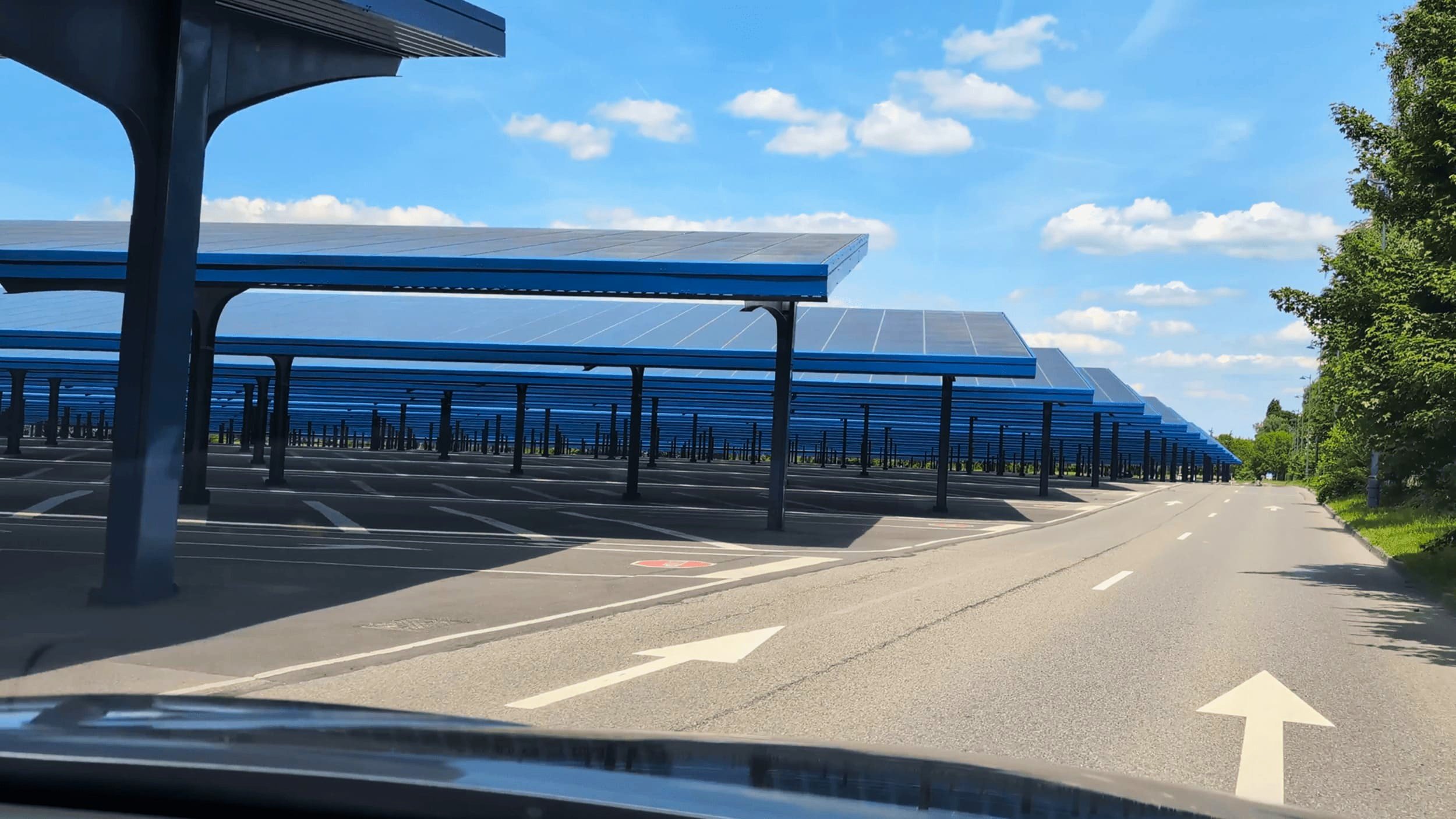 Quelques-unes des nombreuses allées de panneaux solaires du parking de Disneyland Paris. © Alexandre Boero / Clubic