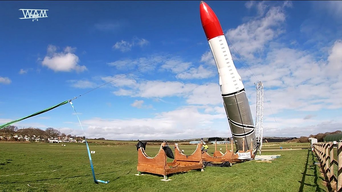 Une réplique à l'échelle 1 de Black Arrow est mise à la verticale sur l'île de Wight © Wight Aviation Museum