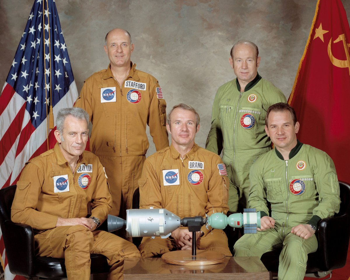 Photo officielle de l'équipage pour cette mission conjointe. Notez la maquette... crédits NASA