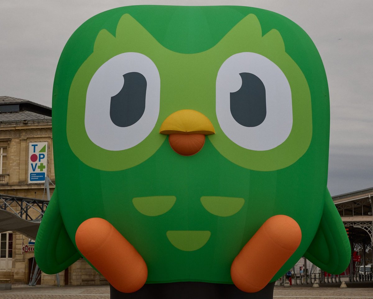 Duo, la mascotte, ici à Paris ce lundi 24 février 2025 © Duolingo / BallouPR