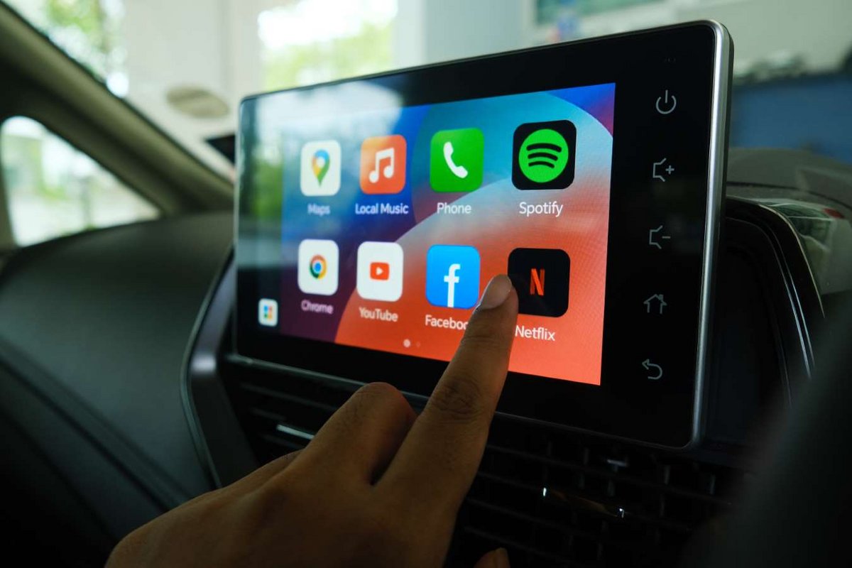 Une interface Android Auto © Najmi Arif / Shutterstock