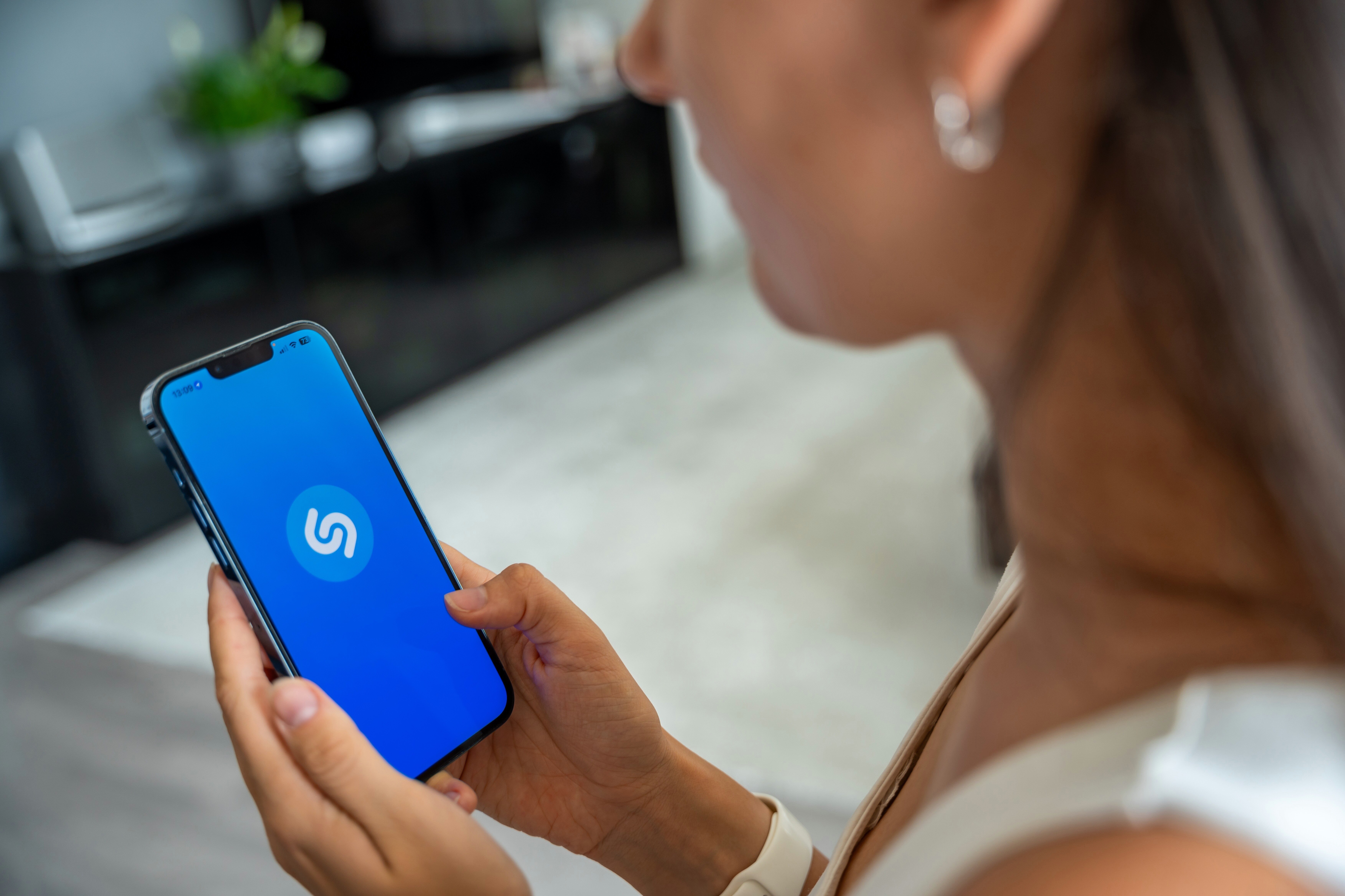 Pour le moment, l'intégration de Shazam ne concerne pas tous les usagers.  © Tatiana Diuvbanova / Shutterstock
