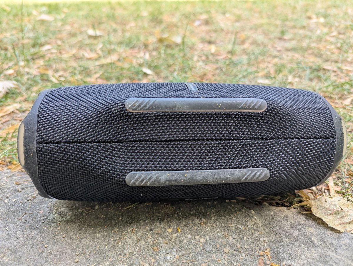 L'appareil est équipé de pieds en silicone, pour une bonne stabilité de l'ensemble. ©Guillaume Fourcadier pour Clubic