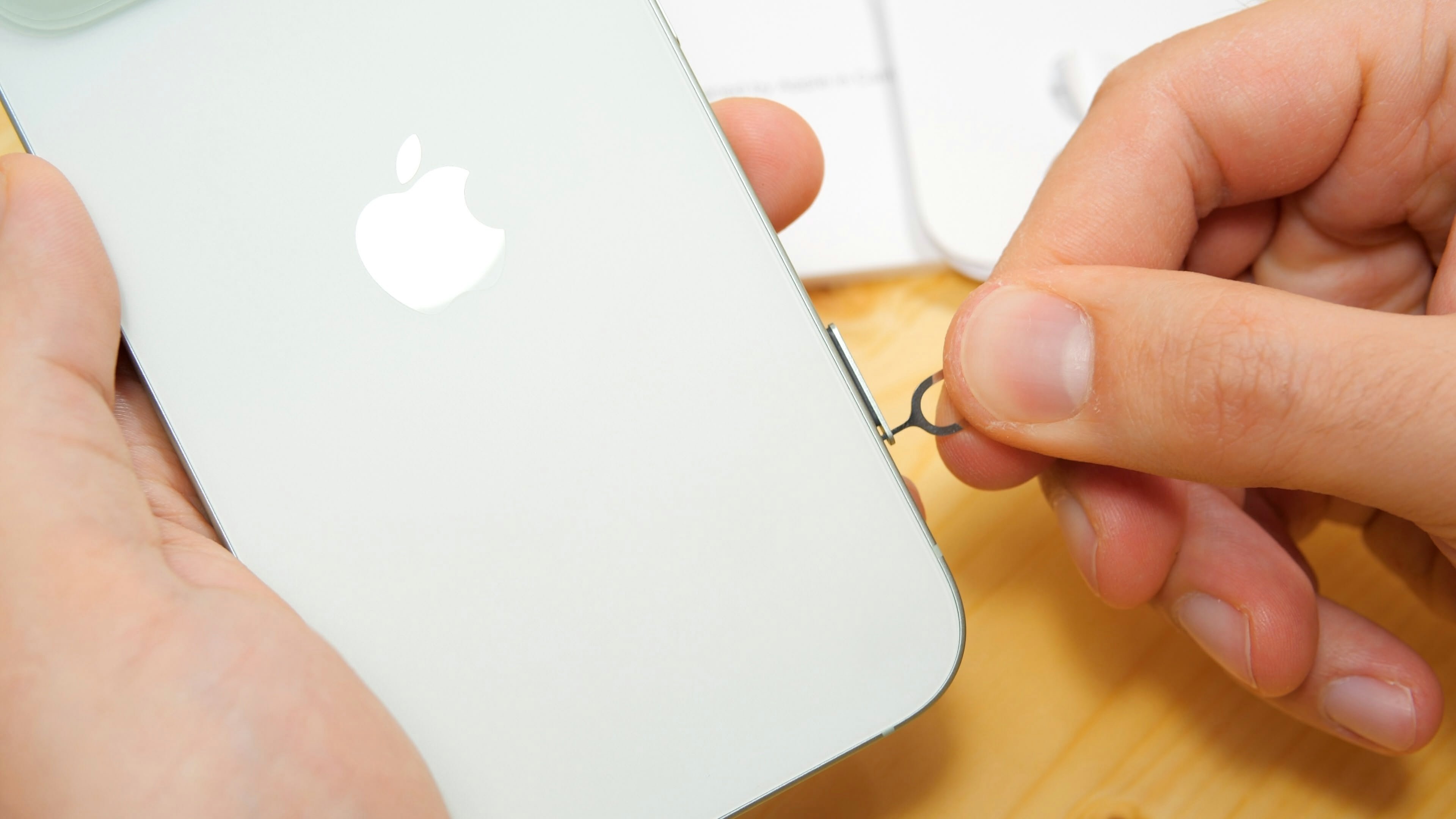 Apple prépare manifestement le terrain pour une transition majeure dans sa stratégie de connectivité mobile. © Shutterstock