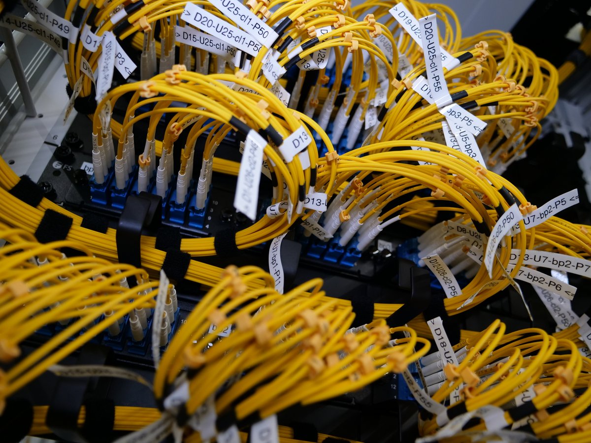 Connectique des serveurs, avec des ports de fibre optique et RJ45 © Alexandre Boero / Clubic