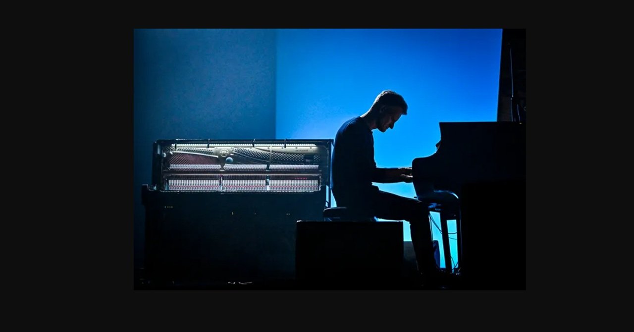 A droite, le pianiste Edouard Ferlet, au piano. A gauche, l'IA, en impro - © Pierrick DELOBELLE