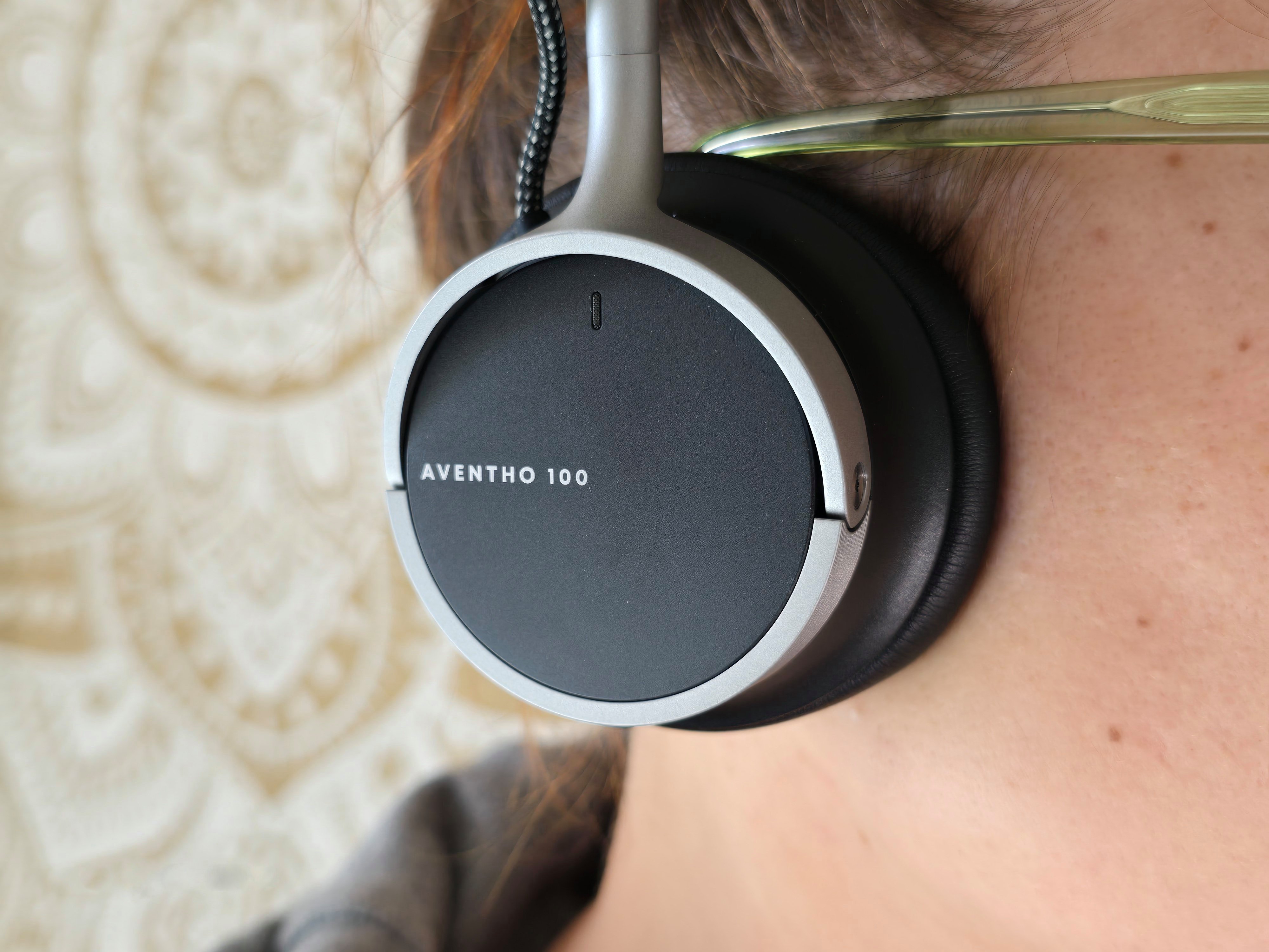 Léger, discret, élégant, l'Aventho 100 prouve que le supra-aural n'a pas dit son dernier mot. © Matthieu Legouge