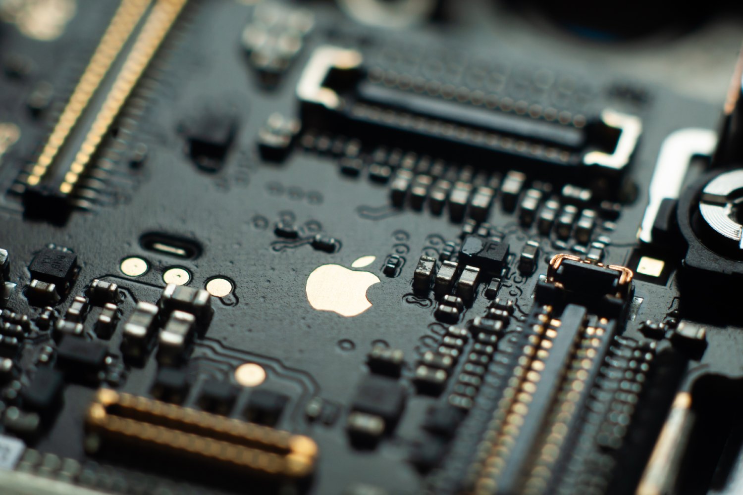 Apple veut bâtir son infrastructure IA. ©VVVproduct / Shutterstock