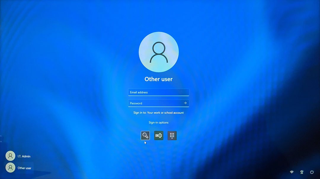 Il avait disparu, le revoilà ! La dernière mise à jour de Windows 11 fait à nouveau apparaître l'icône de champ de saisie du mot de passe. © Microsoft
