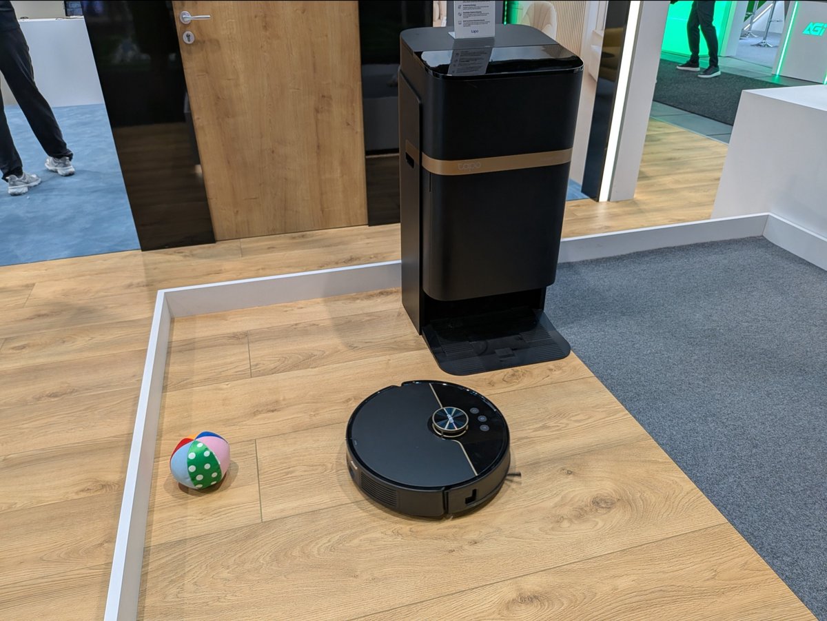 Rien ne différencie le robot laveur Tapo RV70 Pro Ultra d'un autre modèle, et pourtant sa station est capable de puiser dans l'humidité ambiante pour remplir son réservoir d'eau. ©Nicolas Guyot pour Clubic