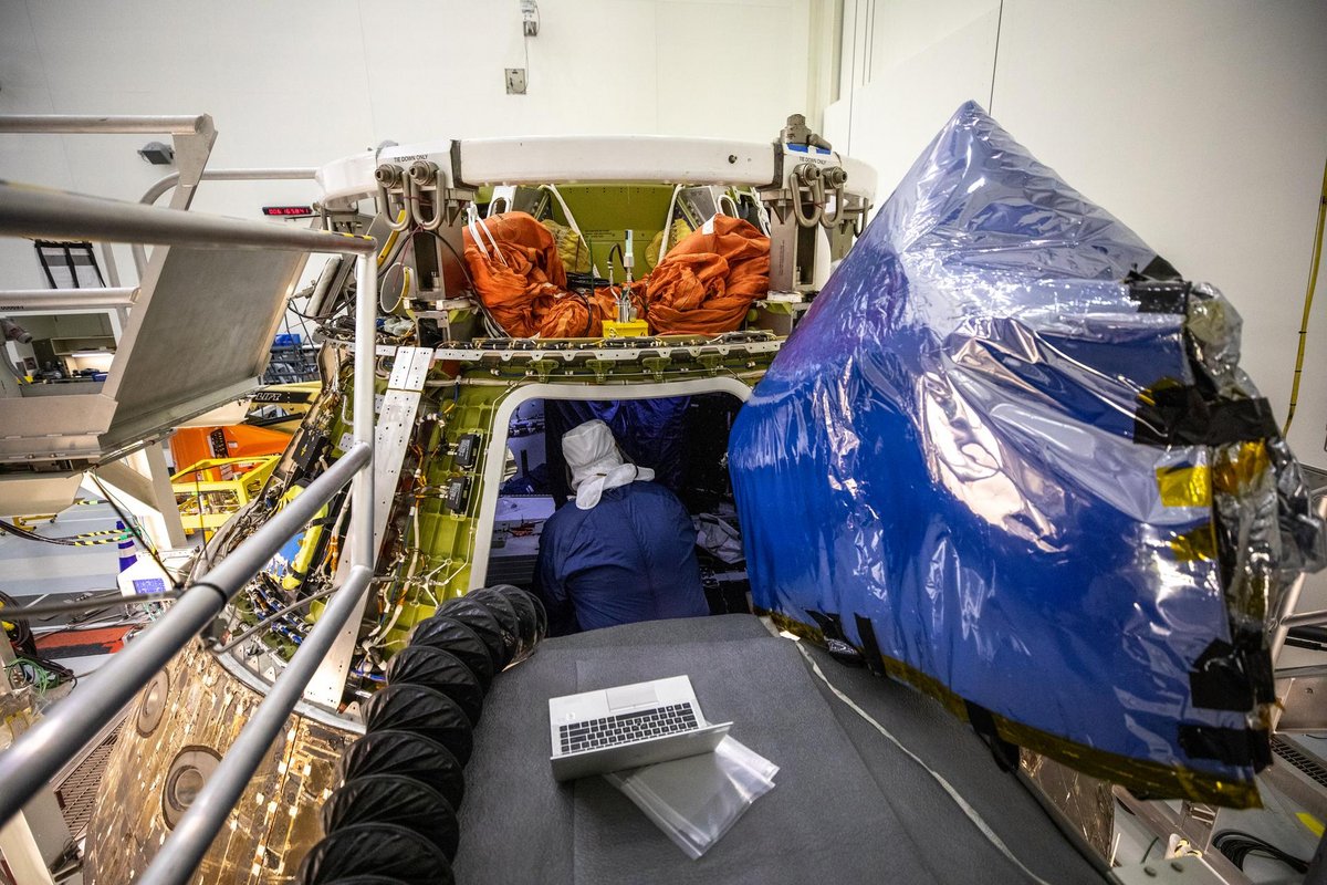 Les travaux d'inspection ont amené à démonter une partie de la capsule Orion d'Artemis I. Crédits NASA