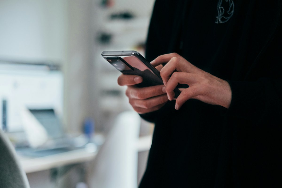 Les spywares ciblaient aussi bien les smartphones sous iOS que sous Android. © Jonas Leupe / Unsplash