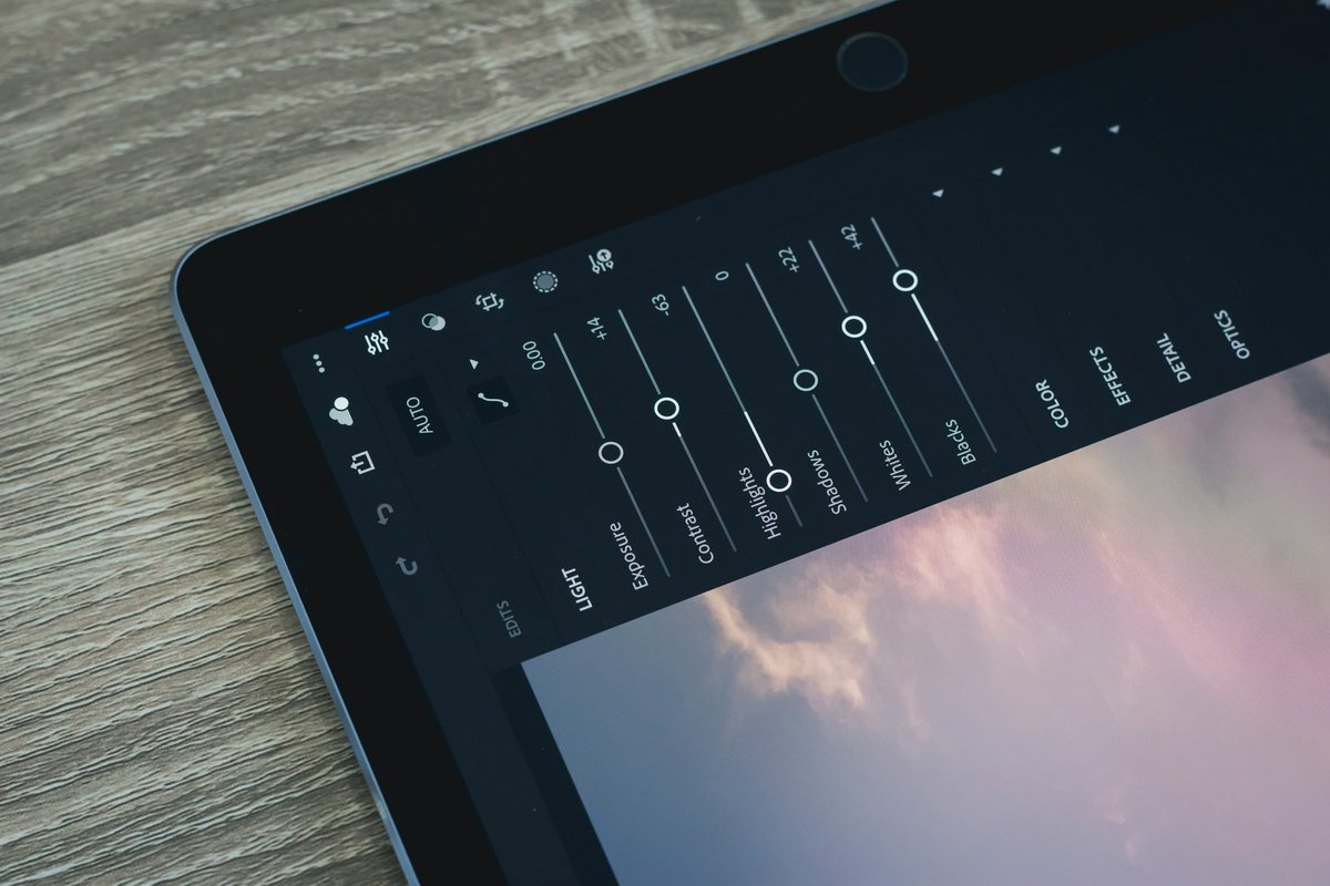 Plusieurs améliorations prévues pour Adobe Lightroom  © Jye B / Unsplash
