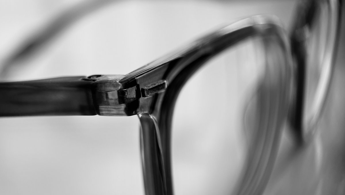 Zoom sur des lunettes connectées. © Shutterstock