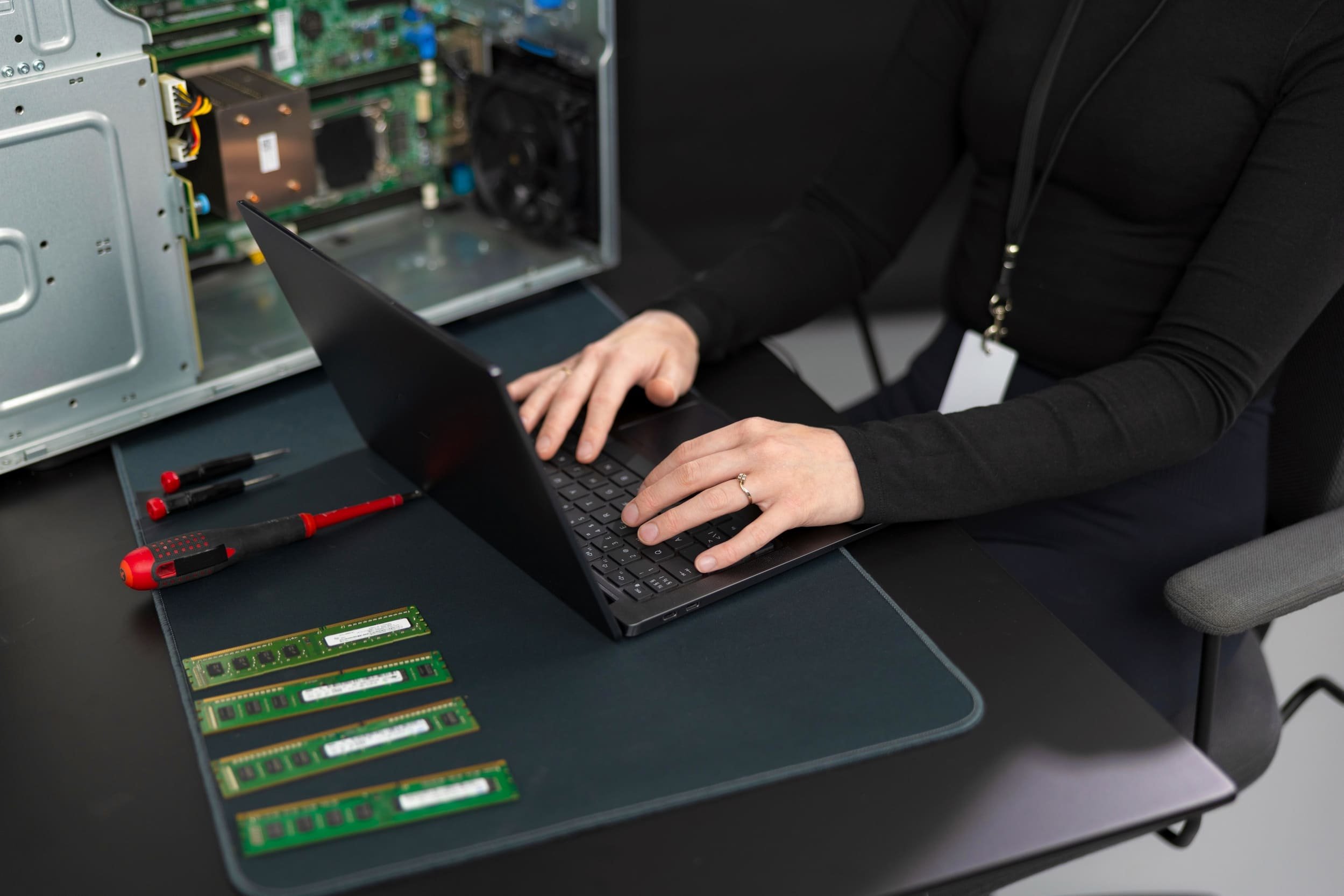 La réparation de son ordinateur est une mesure utile, souvent coûteuse, parfois un peu trop. © Kjetil Kolbjornsrud / Shutterstock