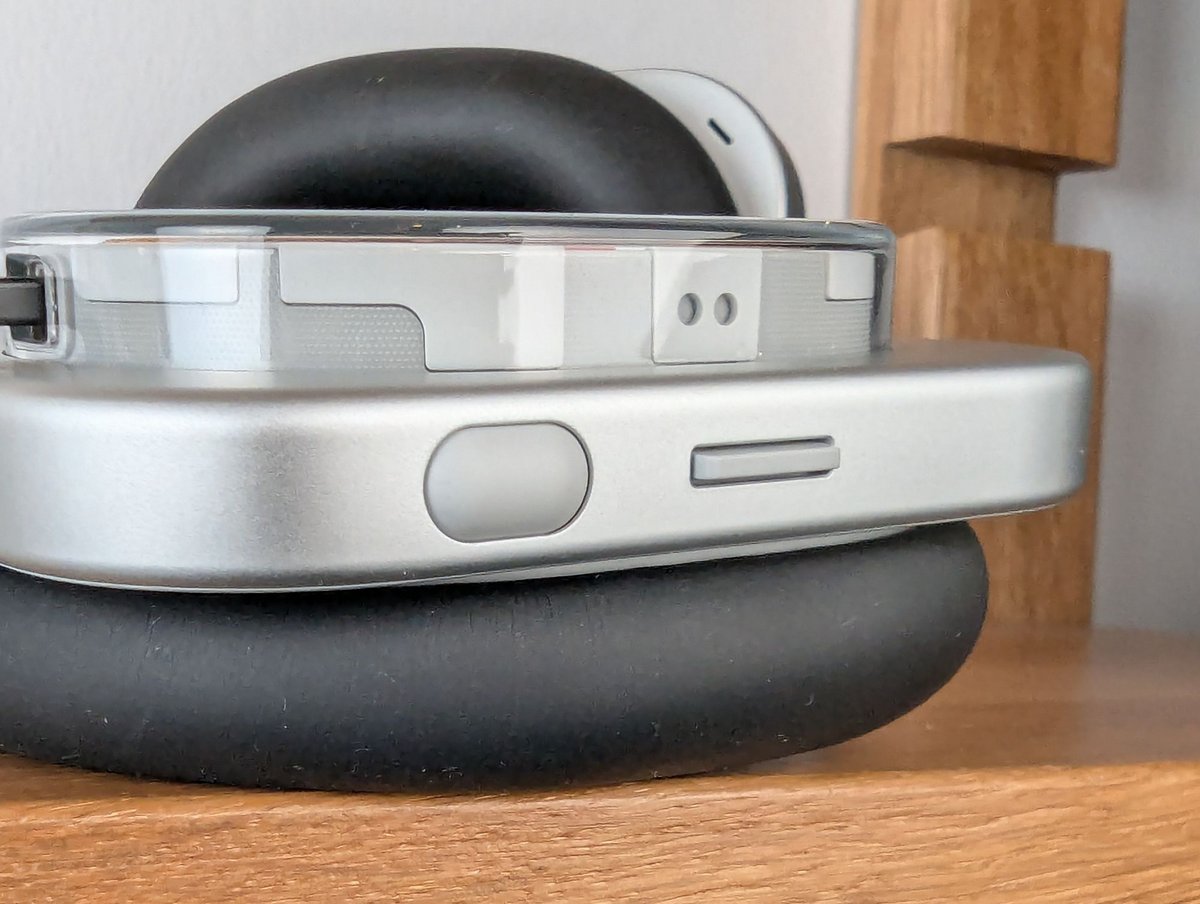 Tout en boutons, le casque est pourtant complet et très intuitif ©Guillaume Fourcadier