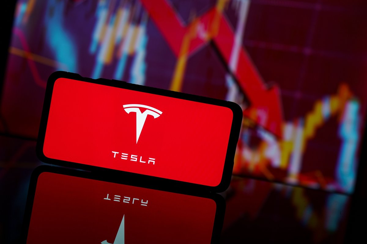 Tesla dans la tourmente alors que son cours de Bourse n'en finit plus de chuter © Rokas Tenys / Shutterstock.com