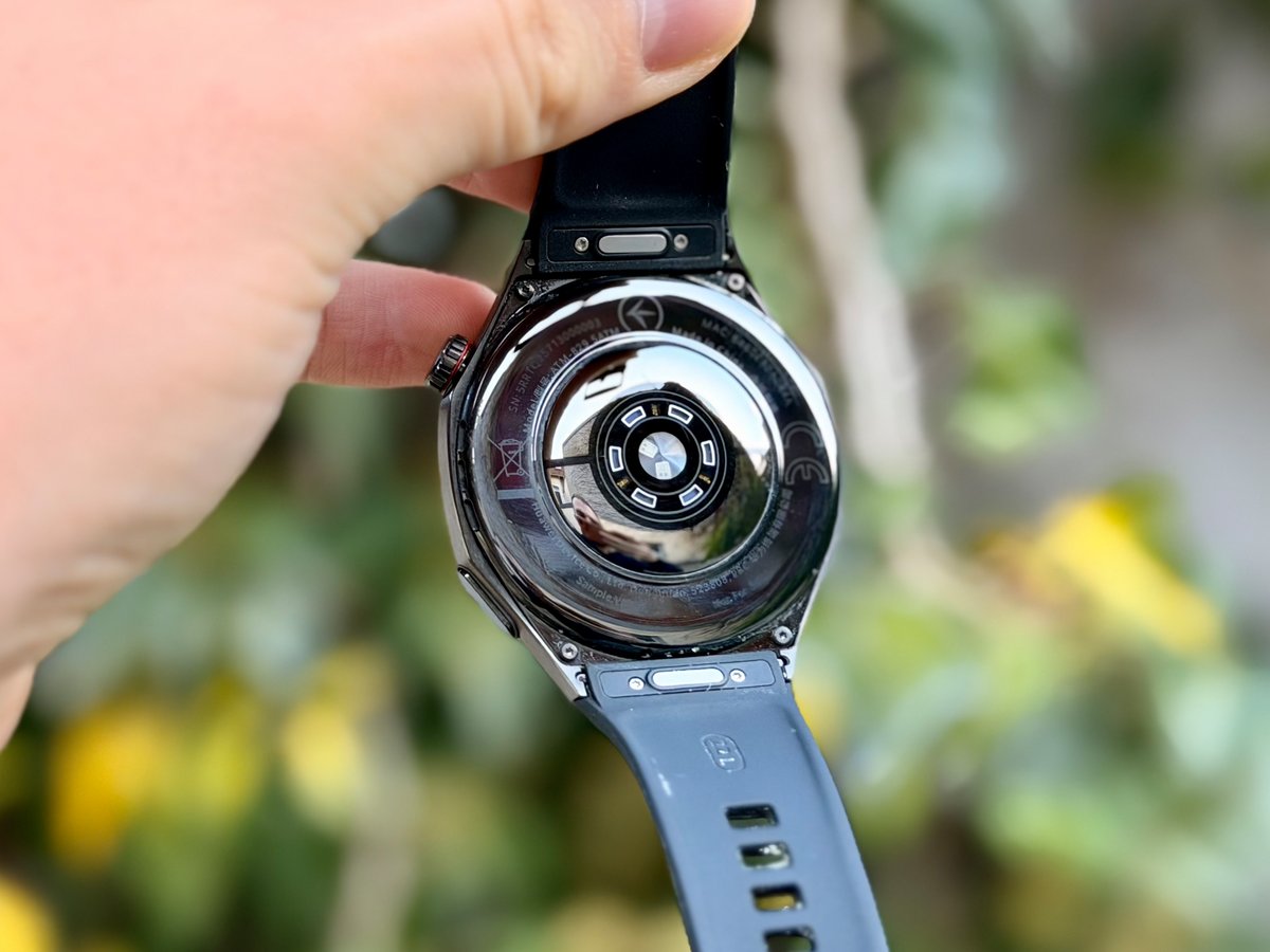 Le capteur optique au dos de la montre ©Mathieu Grumiaux pour Clubic