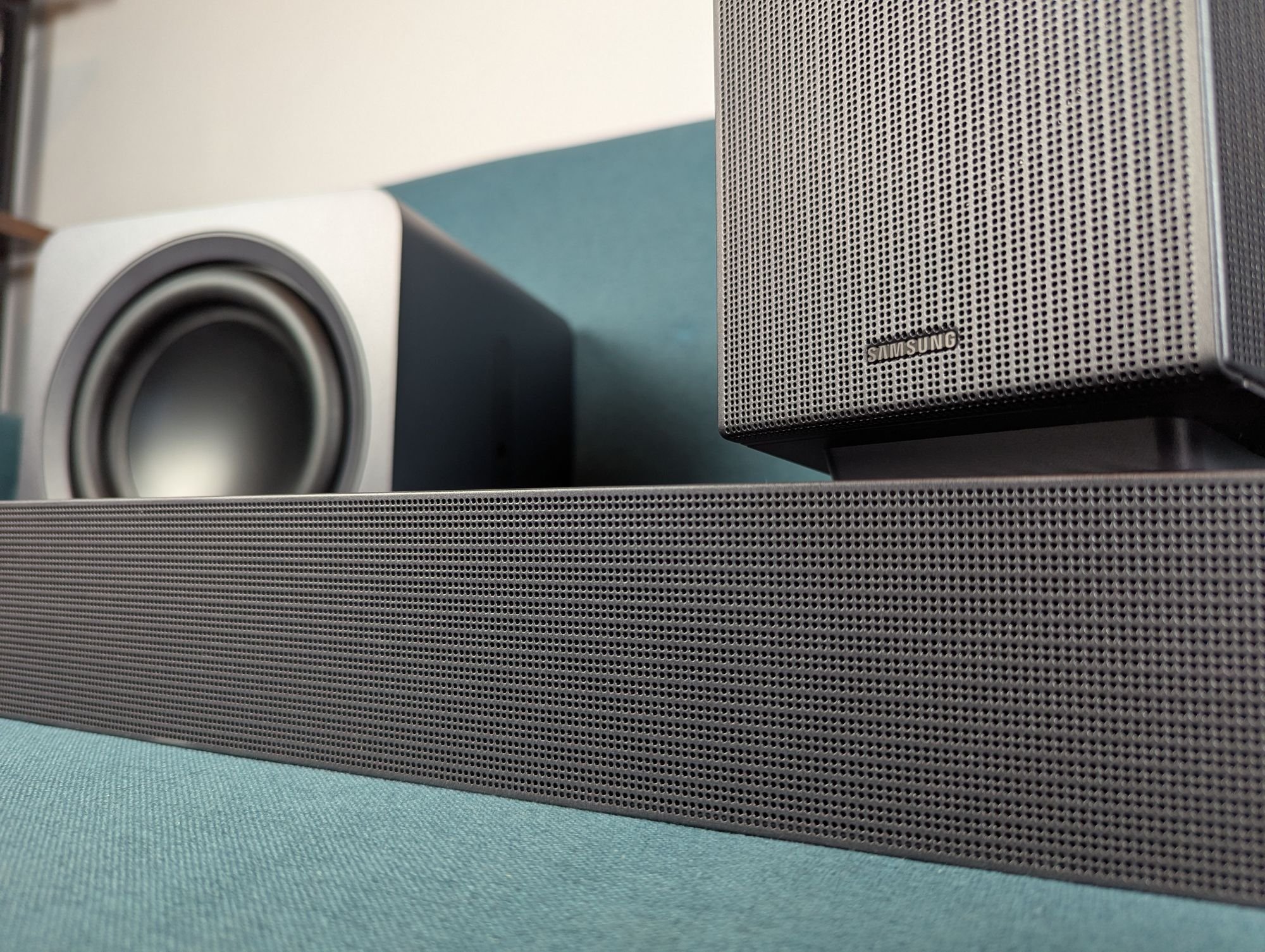 La barre de son Samsung HW-Q995D est disponible à un prix très avantageux. ©Guillaume Fourcadier pour Clubic