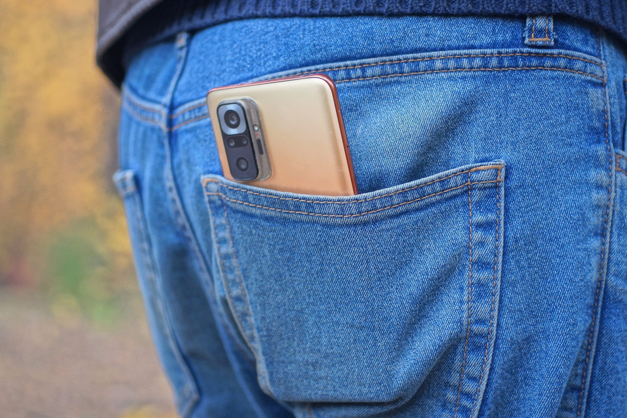 Vous y réfléchirez peut-être à deux fois avant de mettre votre smartphone dans l'une des poches de votre pantalon © Butus / Shutterstock