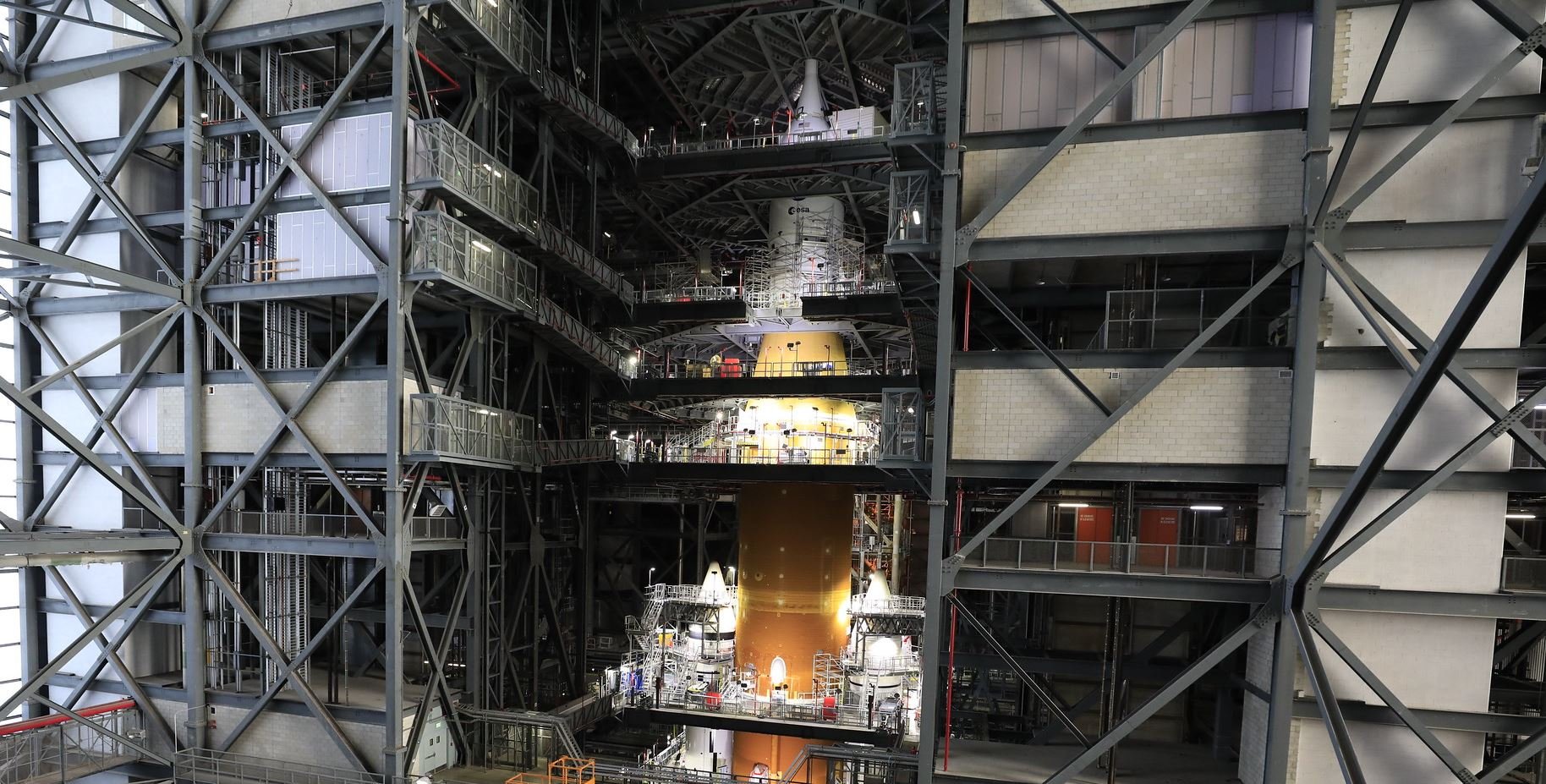 Le lanceur super-lourd SLS est assemblé dans le gigantesque VAB en Floride. Crédits NASA. 