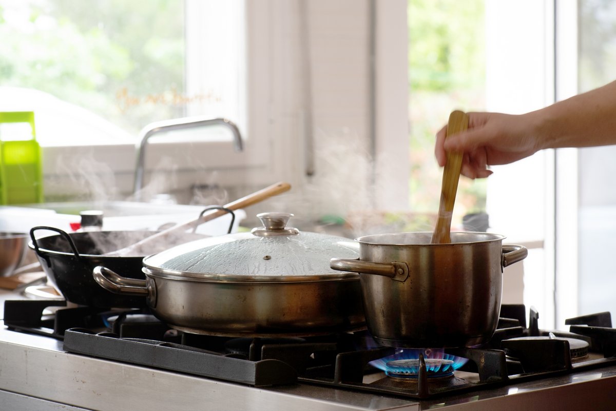 Les plaques de cuisson, ennemies des détecteurs de fumée. ©Cristina RasoBoluda / Shutterstock