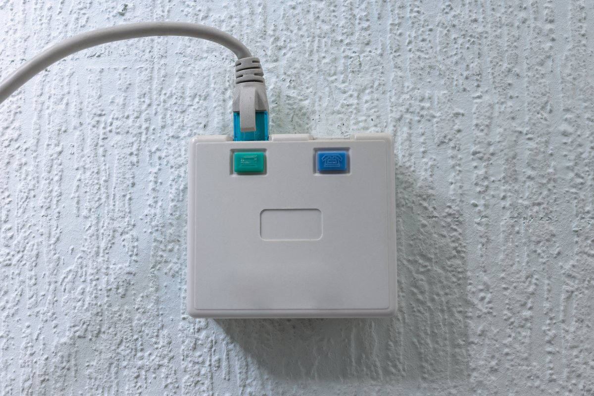 Une prise Ethernet murale © Klochkov SCS / Shutterstock