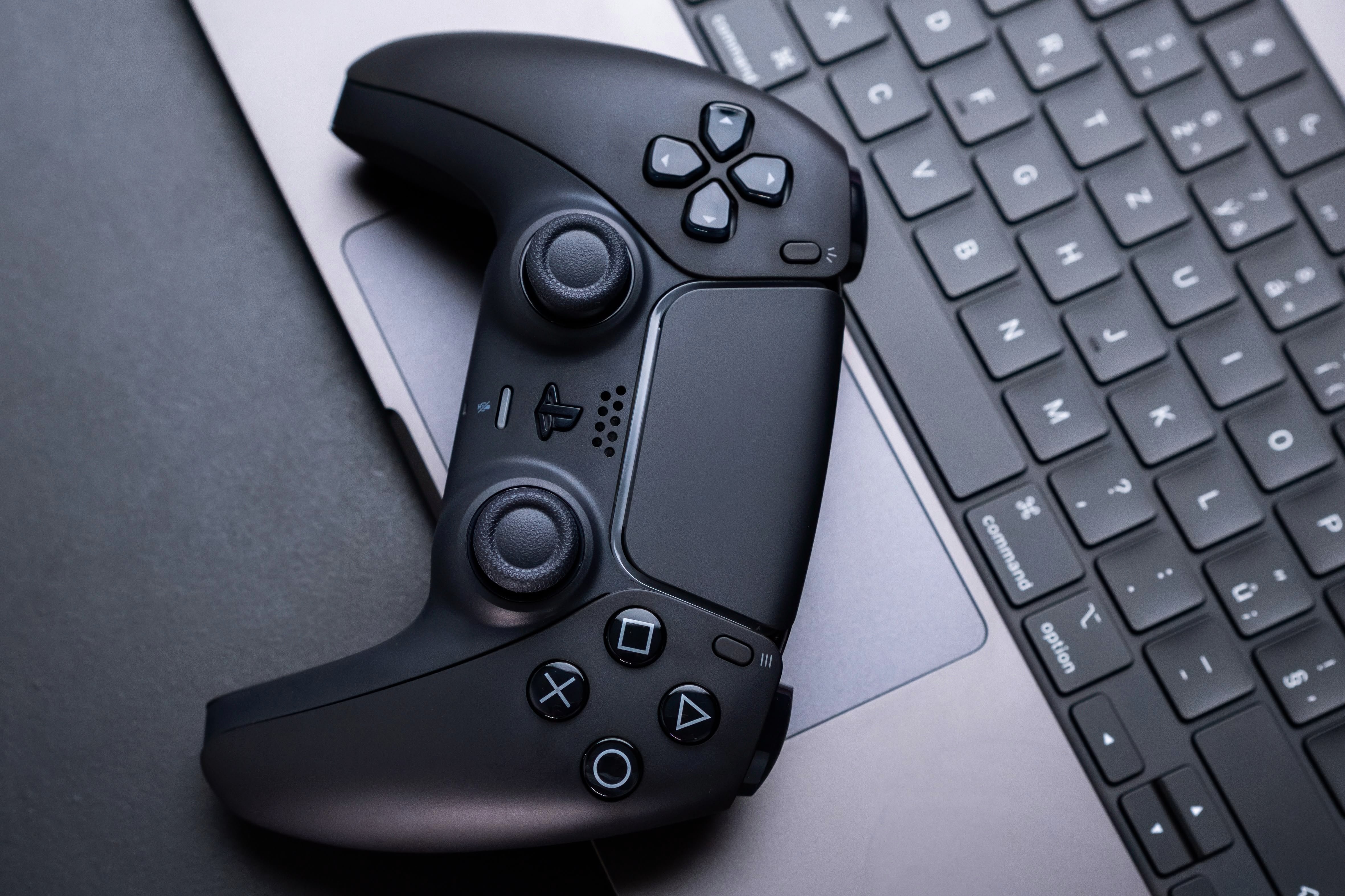 DualSense et Macbook, enfin réconciliés grâce à ce nouveau firmware et à macOS Tahoe ? © Shutterstock