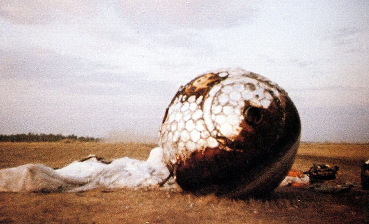 Atterrissage d'une capsule Vostok. L'angle est bien choisi : l'astronaute n'est pas dedans, il doit s'éjecter bien avant de toucher sol... Crédits URSS/N.A.