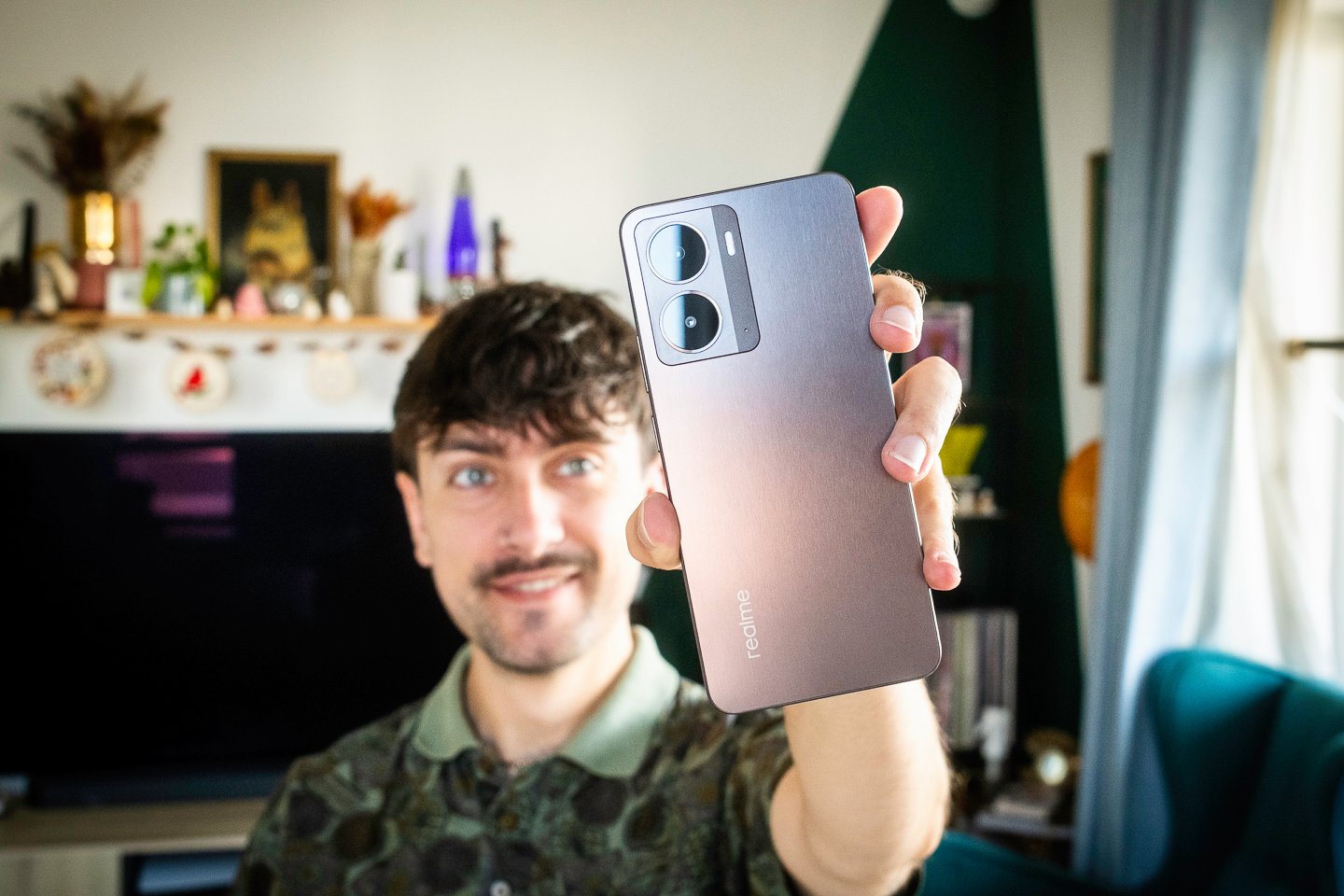 Le realme P3 dans son coloris Comet Grey. ©Pierre Crochart pour Clubic.com