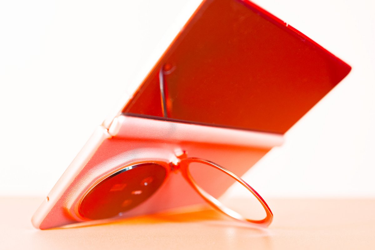 La coque de protection fournie dispose d'un pied afin de positionner  confortablement le smartphone sur une table © Marc Mitrani pour Clubic
