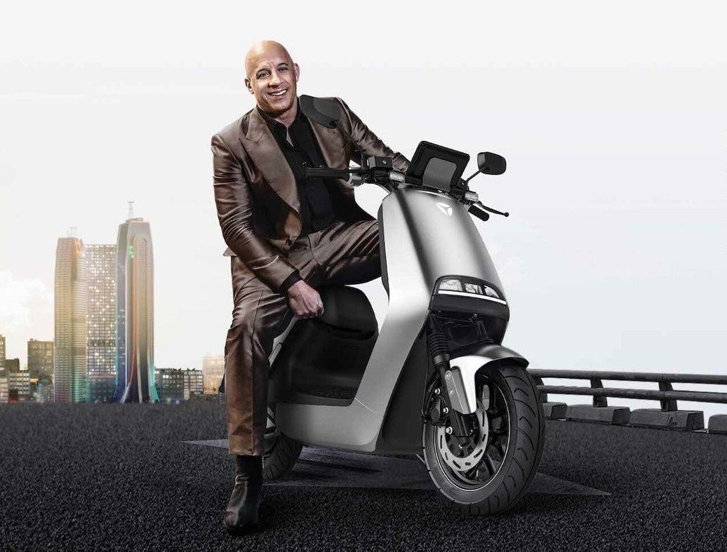 Vin Diesel sur un scooter électrique