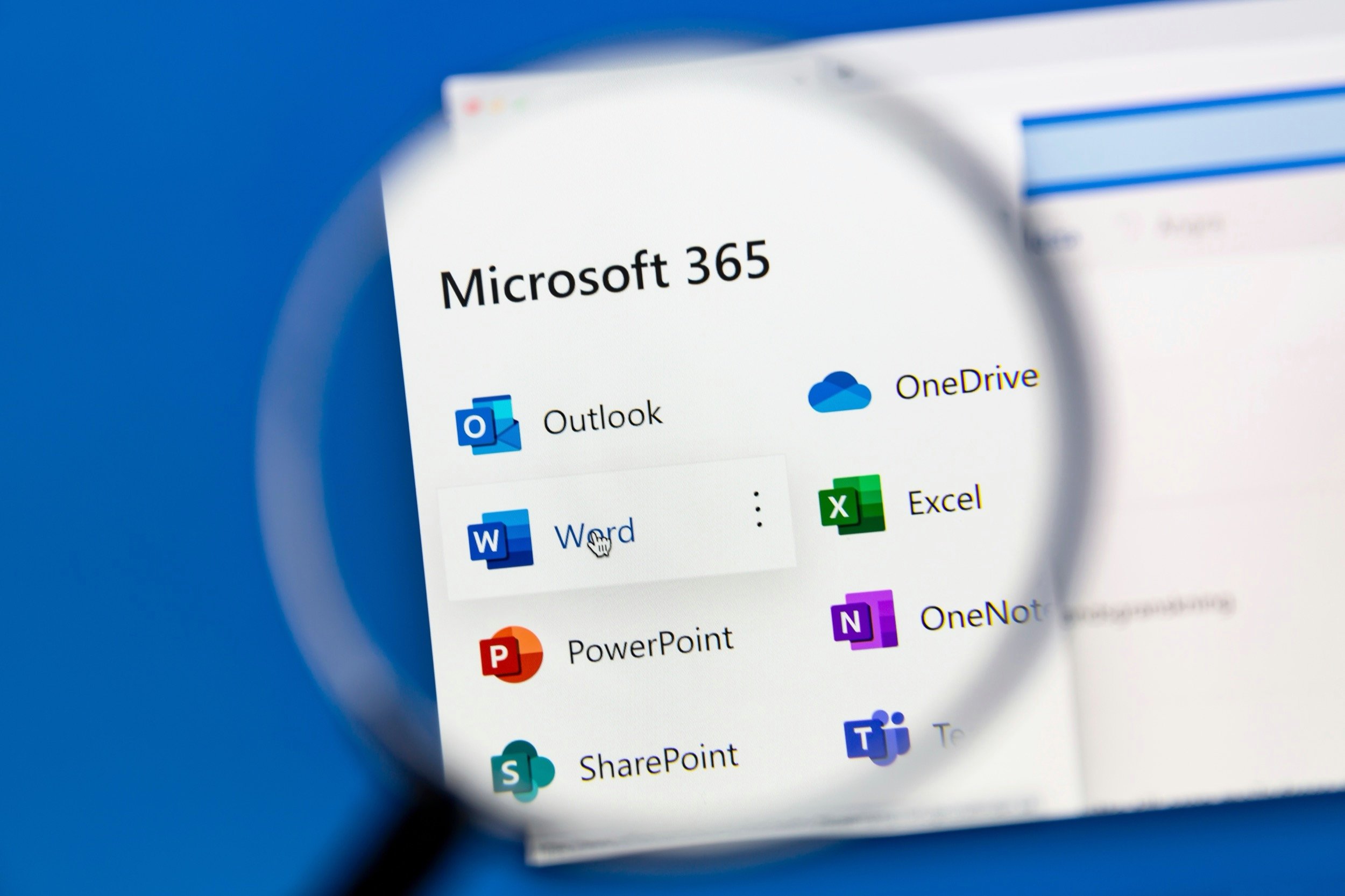 Elles devaient cesser de recevoir des mises à jour en même temps que la fin de vie de Windows 10, mais les applis Microsoft 365 continueront finalement de recevoir gratuitement des correctifs de sécurité jusqu'en 2028 sur la version obsolète de l'OS. © IB Photography / Shutterstock