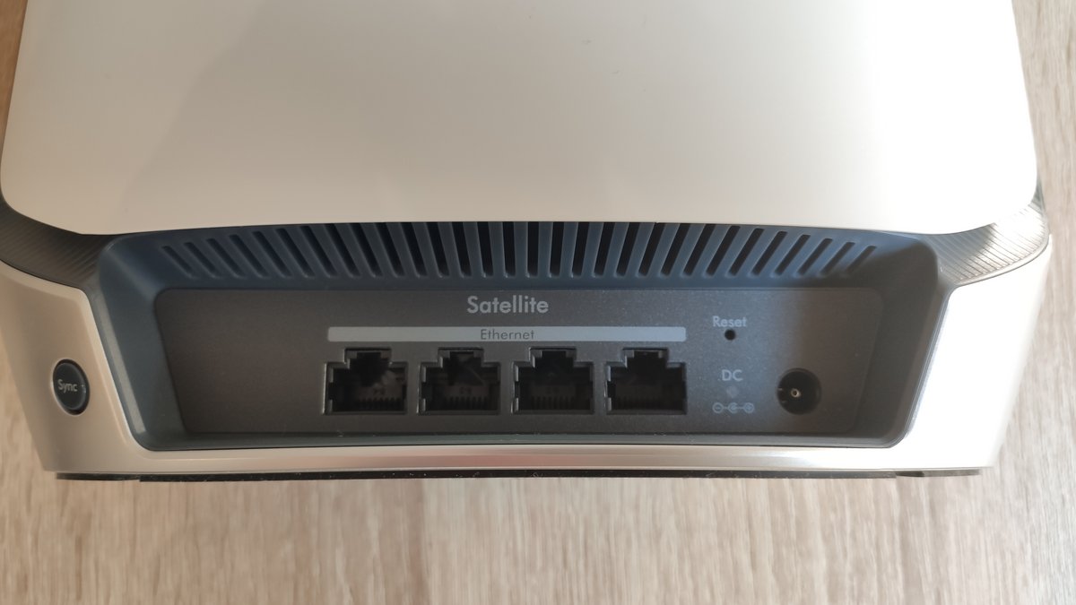 4 ports Ethernet LAN Gigabit sur le satellite © Alexandre Schmid pour Clubic