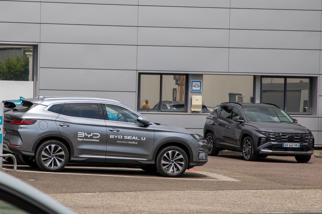 UN BYD Seal U dans une concession française de Bordeaux - ©sylv1rob1 / Shutterstock