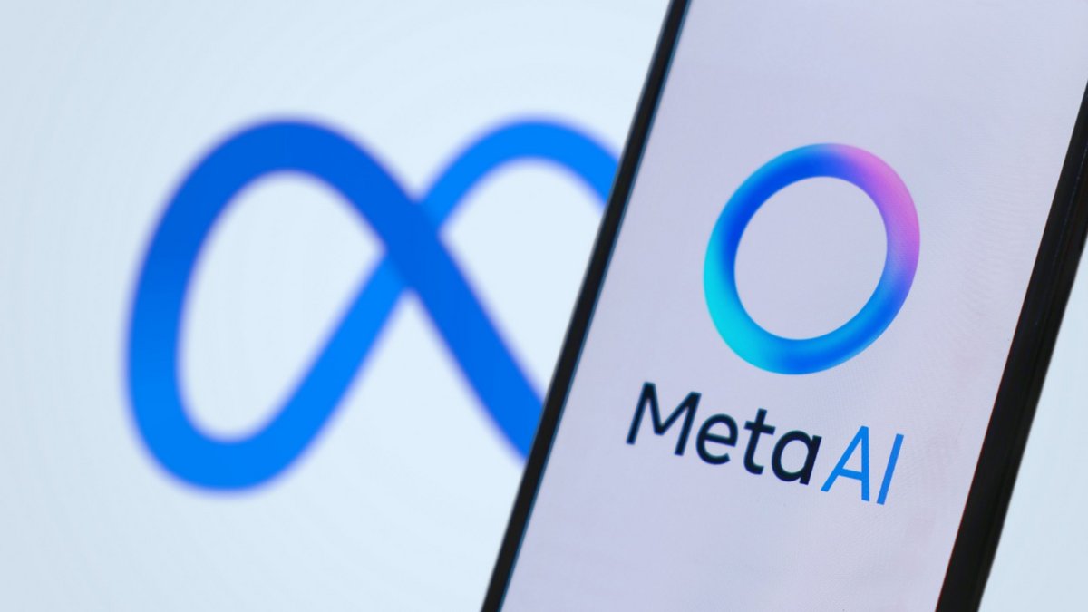 Le logo de Meta AI affiché sur un smartphone, avec le logo de Meta en fond © Poetra.RH / Shutterstock