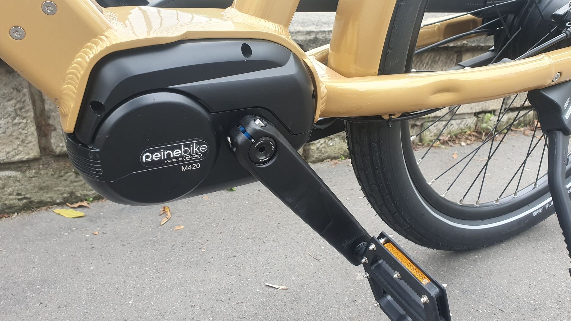 Poids élevé, mais le moteur central améliore le centre de gravité