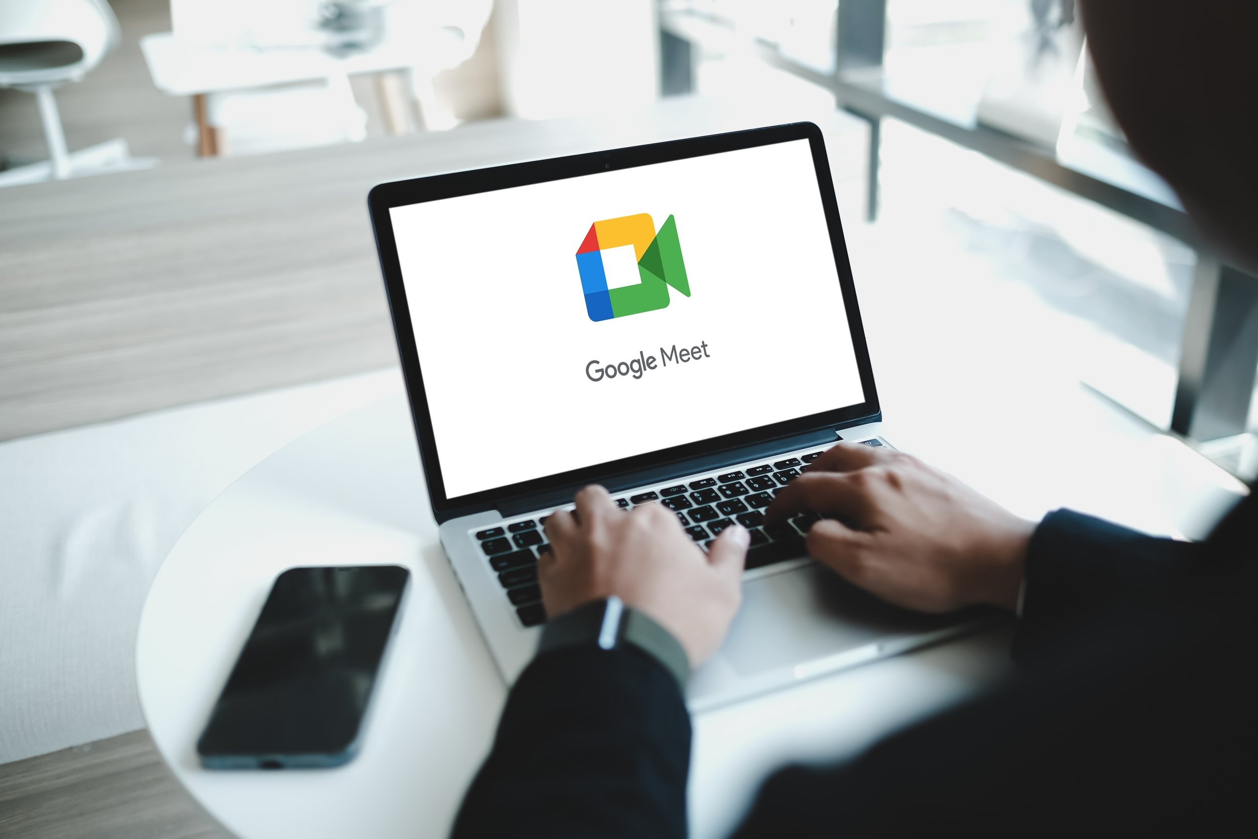 Google Meet s'améliore. ©Thaspol Sangsee / Shutterstock.com « 1
